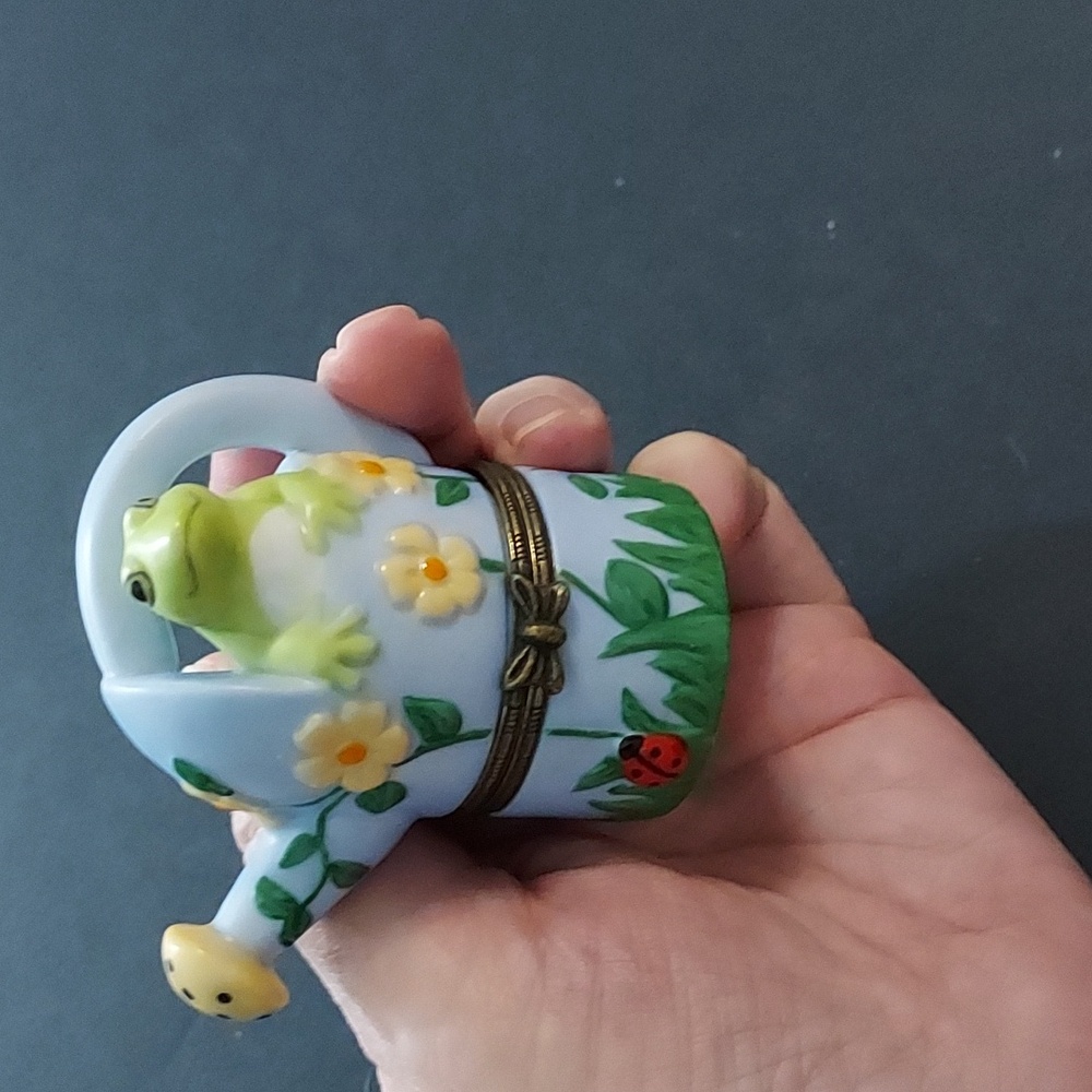 Water Bucket w/Frog Trinket Box. 2 1/2in.Hx2 1/2in.W.Pre-Owned,Multicolors.